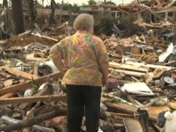 Tornado in Oklahoma: Frau findet ihren Hund wieder — Bild: Youtube / Channel4News
