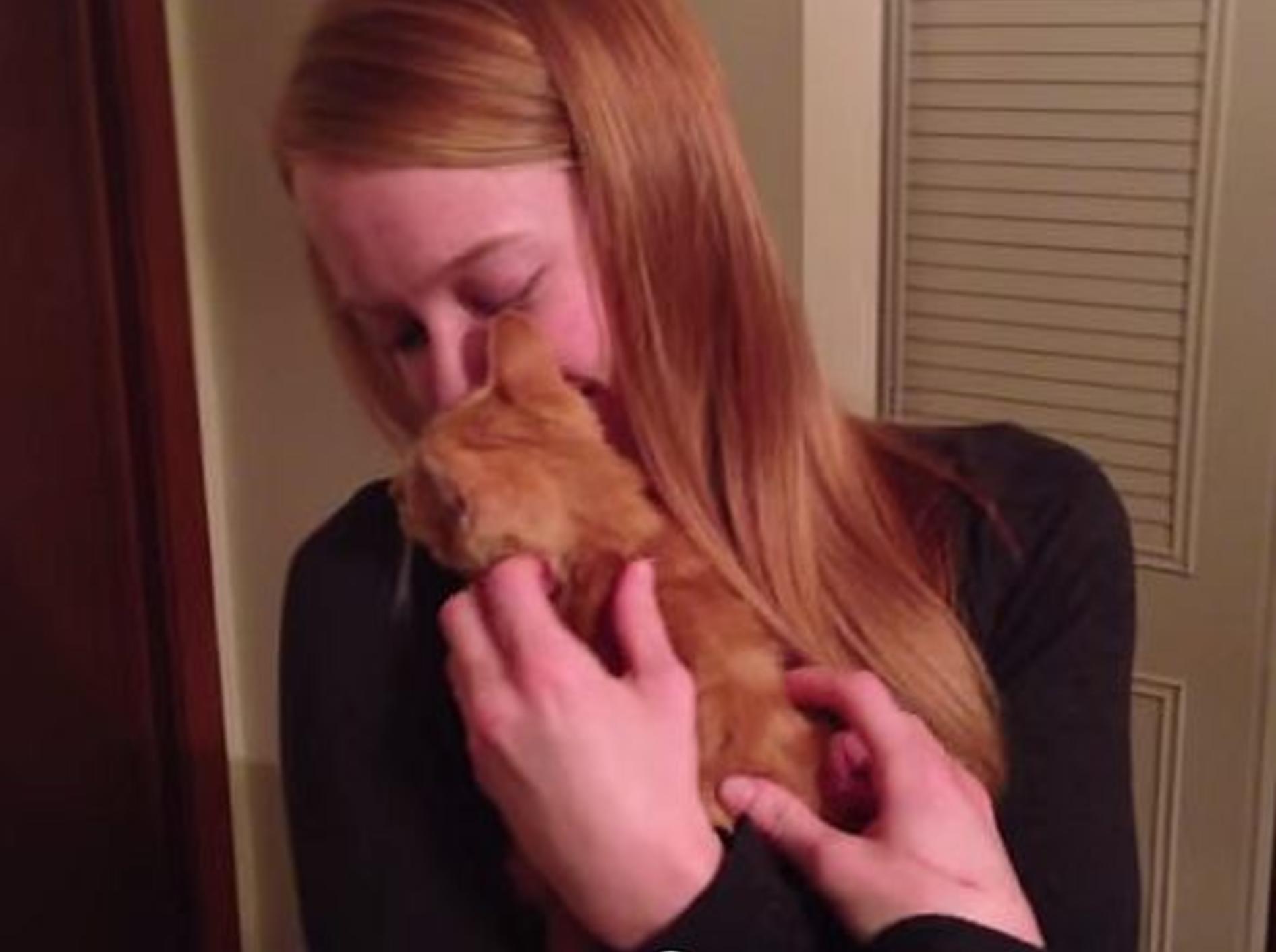 Mädchen bekommt eine süße Katzen-Überraschung – Bild: Youtube / Just A Skinny Boy