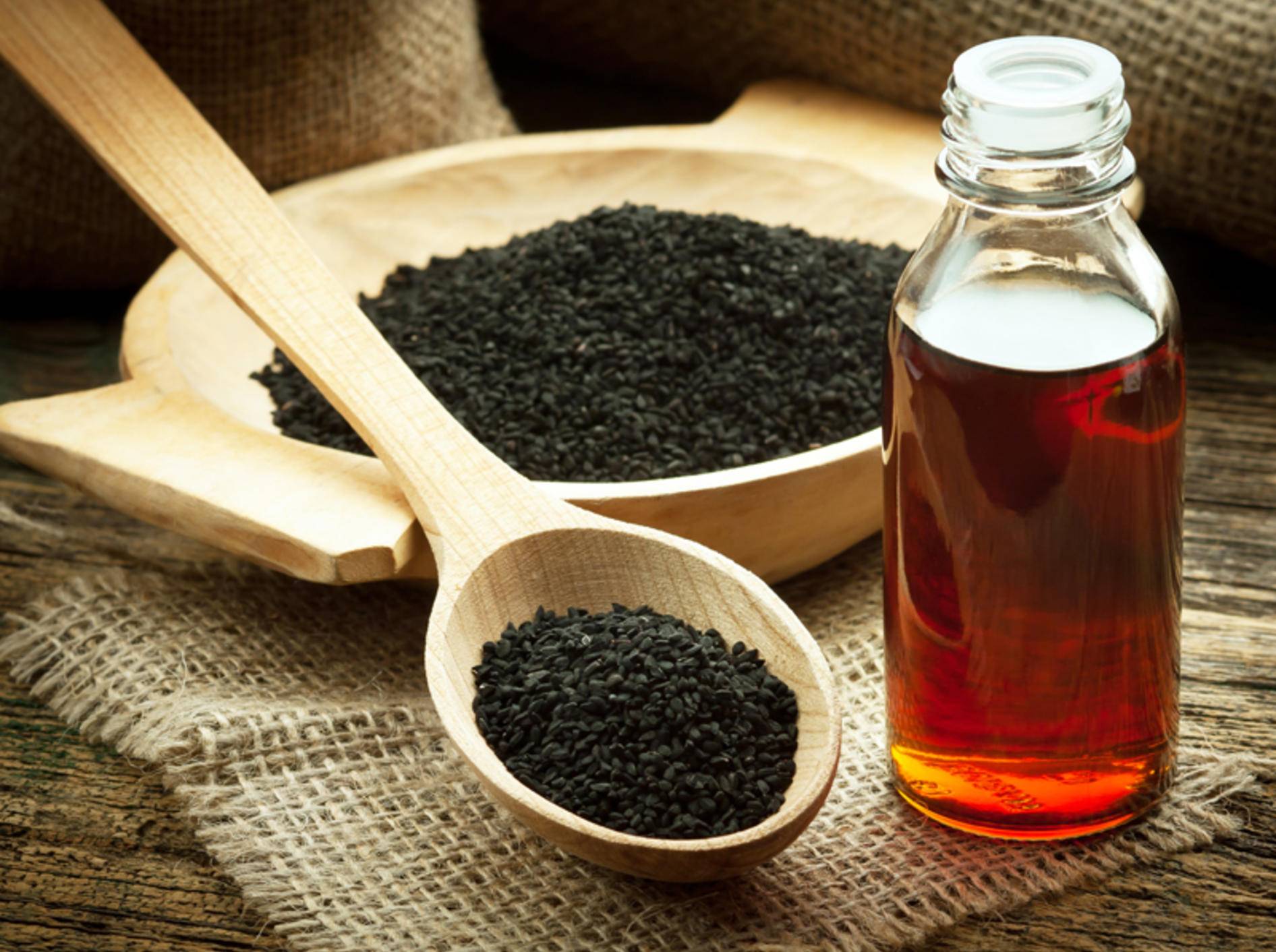 Schwarzkümmelöl gilt als Multitalent in Sachen Gesundheit – Shutterstock / Evan Lorne